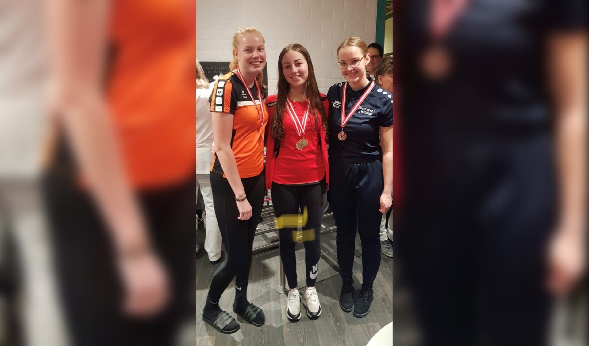 Floor Engelen zet een bijzondere en geweldige prestatie neer door 2x goud te winnen met synchroonzwemmen. FOTO: Arno Engelen.