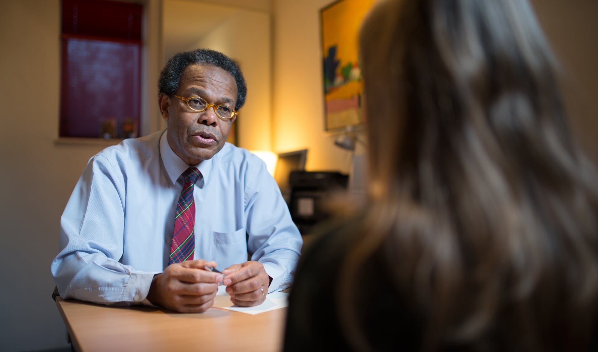 Dokter Lelieveld in gesprek met een cliënt. FOTO: John Geven Studios.