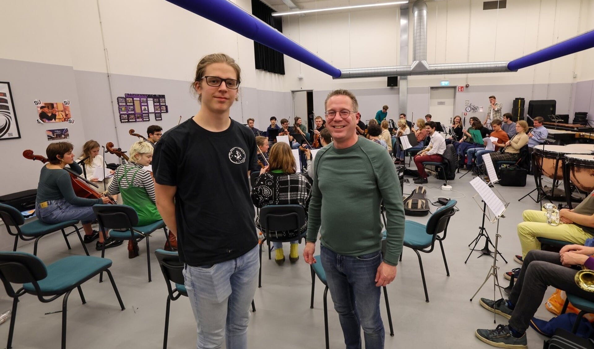 Dirigent Bart Partouns en voorzitter Geert Langhout voor studenten symfonieorkest Ensuite. FOTO: Bert Jansen