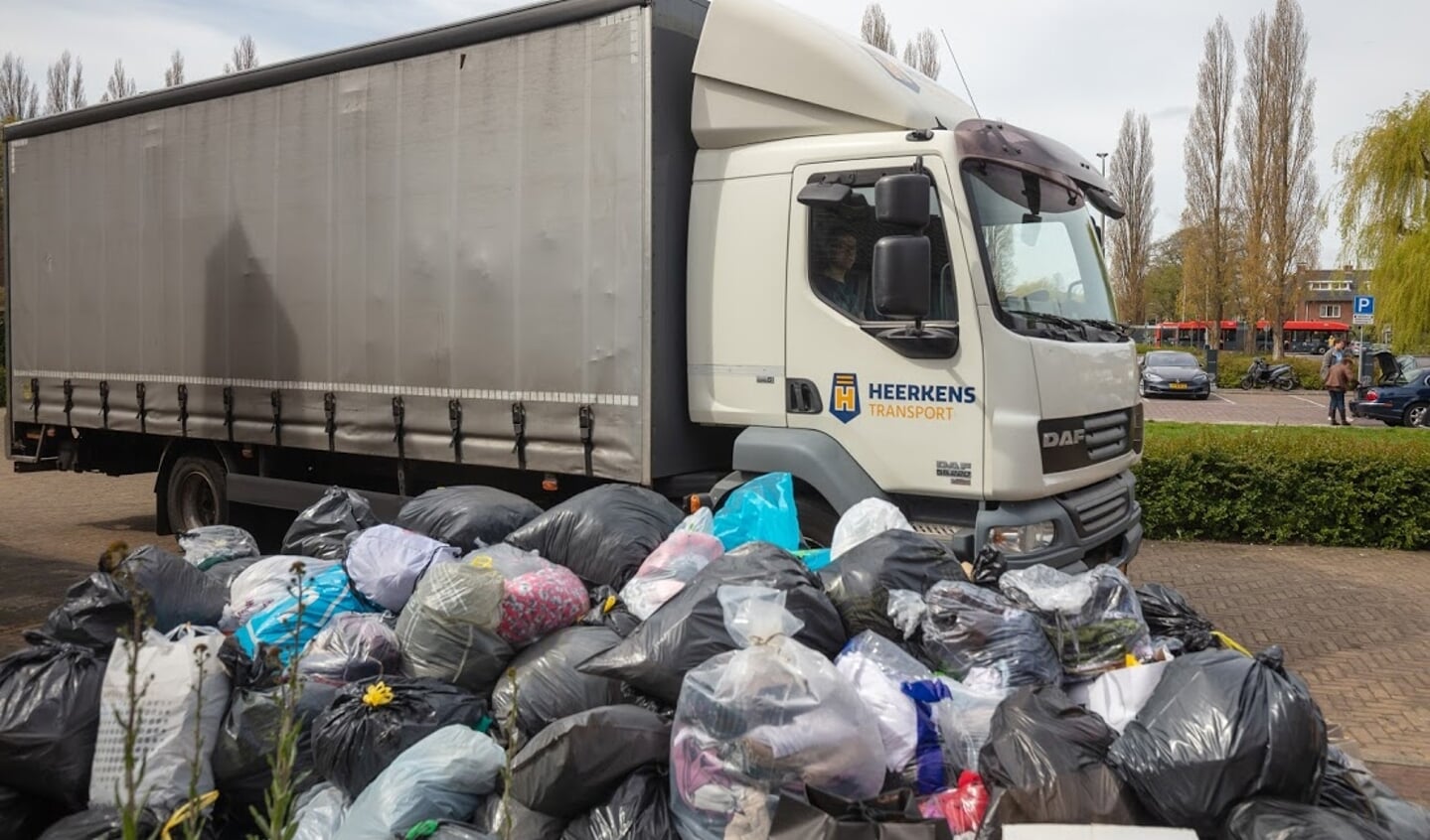 Opgehaalde kleiding in Amstelveen, vorig jaar.. FOTO: Wim van Groenewoud.