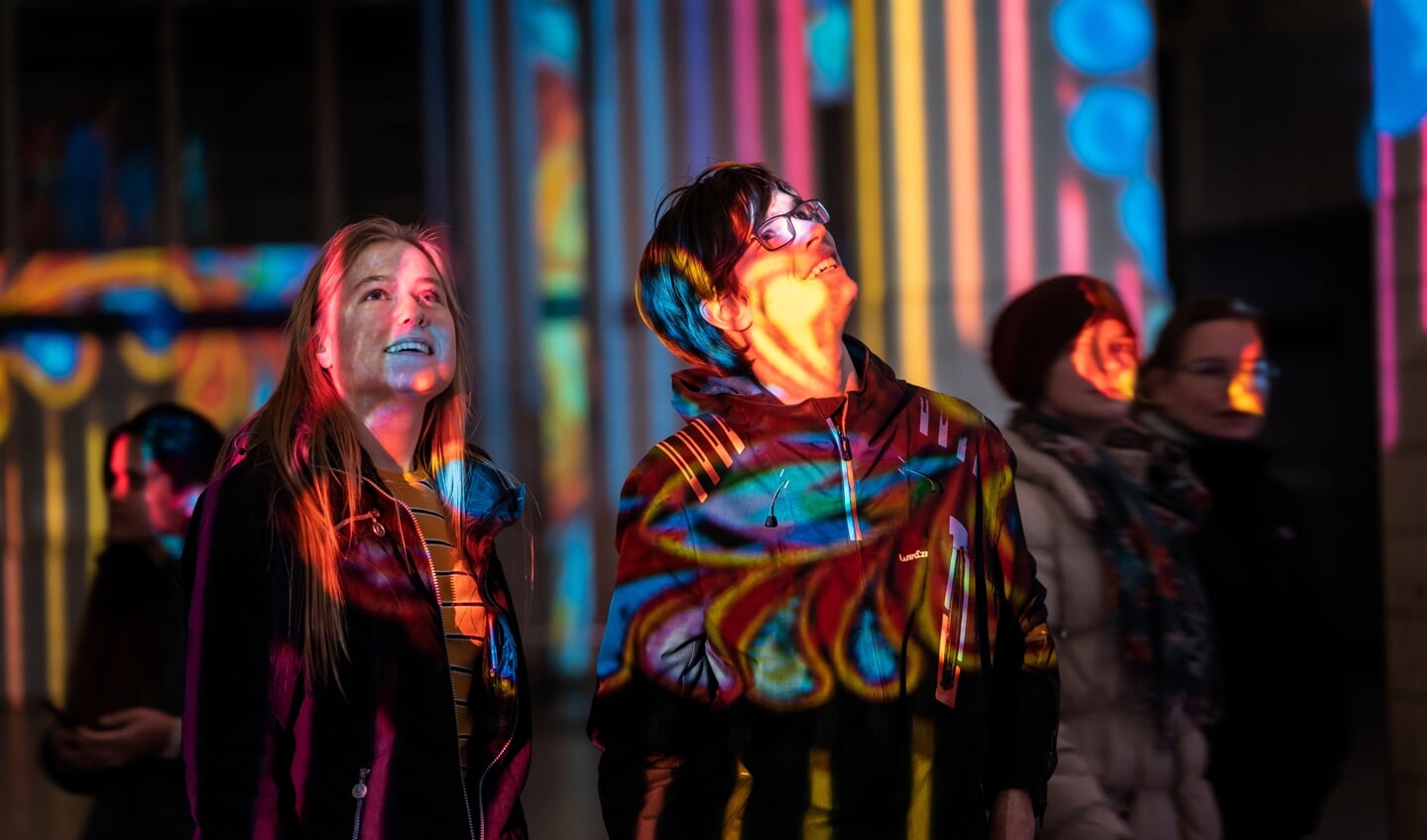 GLOW Eindhoven trekt veel publiek. Mensen komen van heinde en ver om het gratis kunstfestival te bezoeken. En ze kijken daarbij hun ogen uit. Wat GLOW heeft de nodige verrassingen in petto.