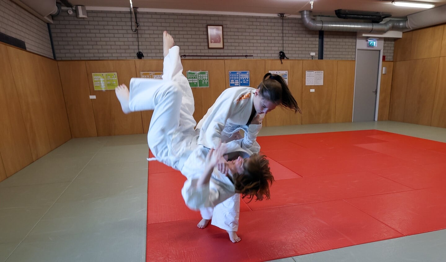 Elsyha Hollemans (17) en Sofie van Gennip (16) organiseren een meidenjudotoernooi voor beginners bij Shizen Hontai. FOTO: Bert Jansen