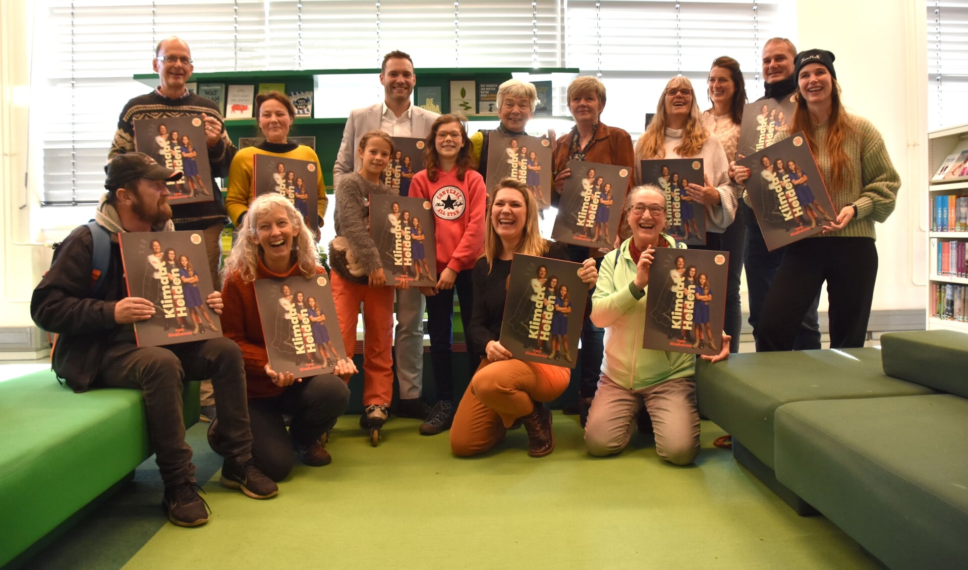Wethouder Rik Thijs, de klimaatburgermeesters en de klimaathelden ontvingen het doorgeefboek Klimaatheldenboek. FOTO: StudioSabo.