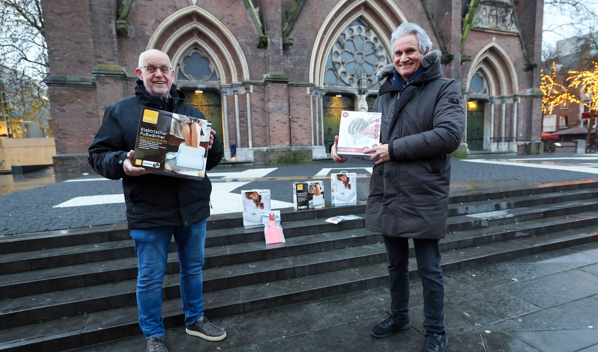 Hugo van Rooij (rechts) en straatpastor Rob Kosterman bij de Catharinakerk. FOTO: Bert Jansen.
