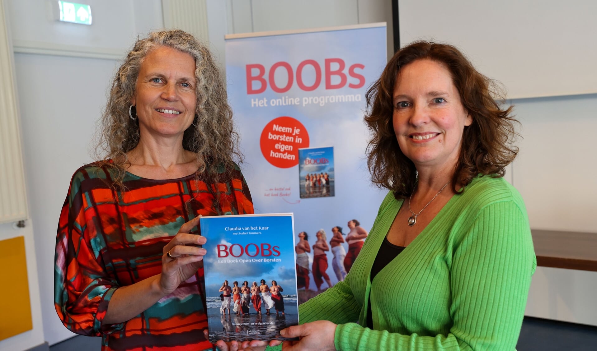 Claudia van het Kaar en Isabel Timmers tonen BOOBs, een Boek Open Over Borsten. FOTO: Bert Jansen.