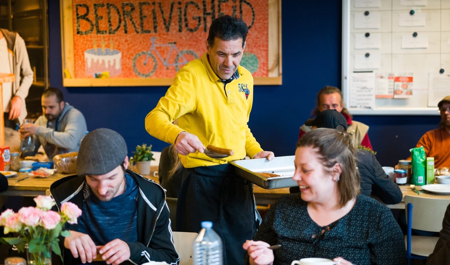 Gelijkwaardigheid is normaal bij EDS: vrijwilligers, deelnemers en werkers bij de lunch. FOTO: Ervaring Die Staat.