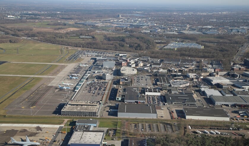 Eindhoven Airport vanuit de lucht bezien. FOTO: Ronald Otter.