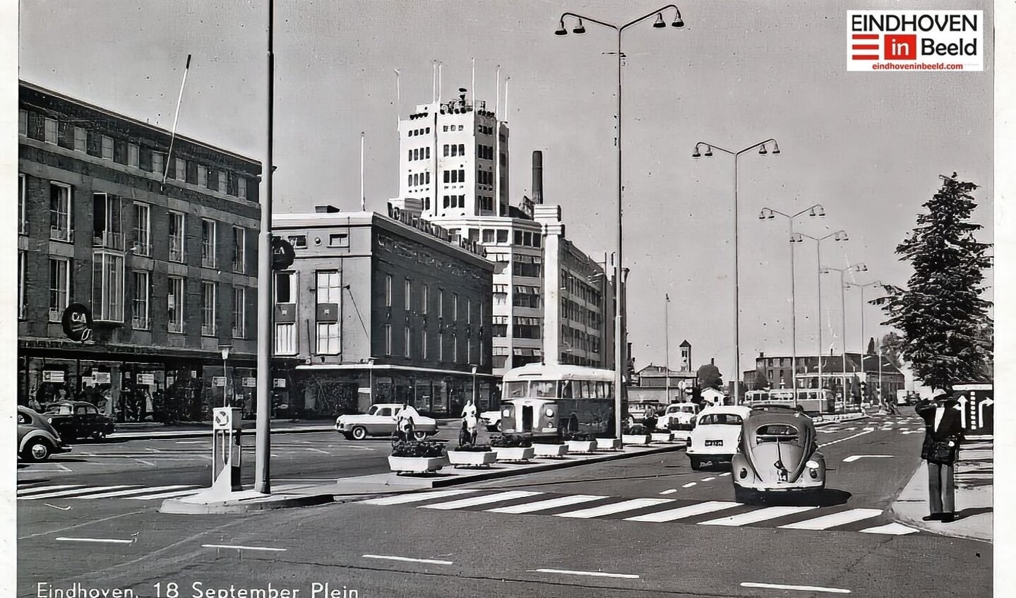 Foto uit 1954, voordat het 18 septemberplein voetgangersgebied werd.