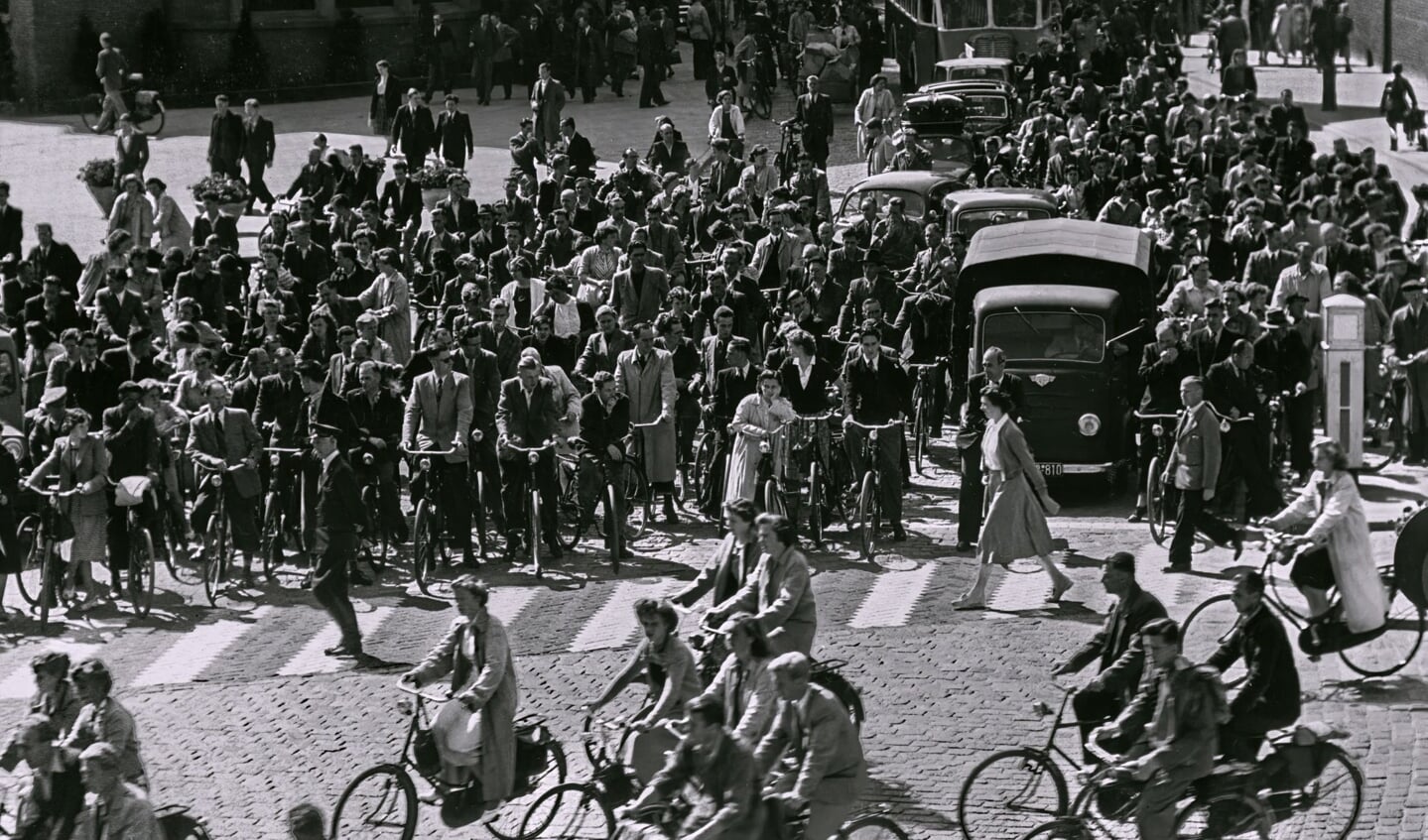 De Philipsfabriek aan de Emmasingel gaat uit (1960).