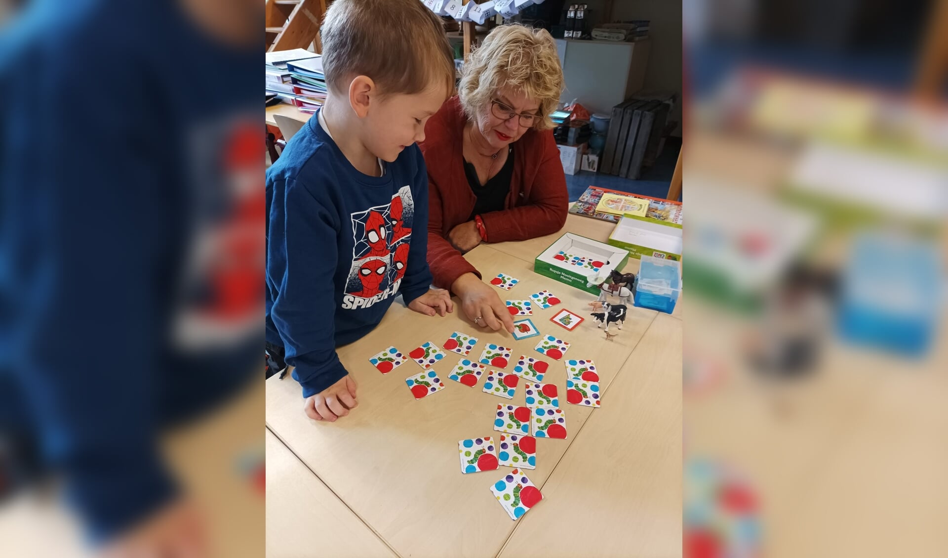 De vrijwilligers van het project lezen in eerste instantie alleen met de kinderen voor en doen taalspelletjes. FOTO: Samen Thuis in Taal.