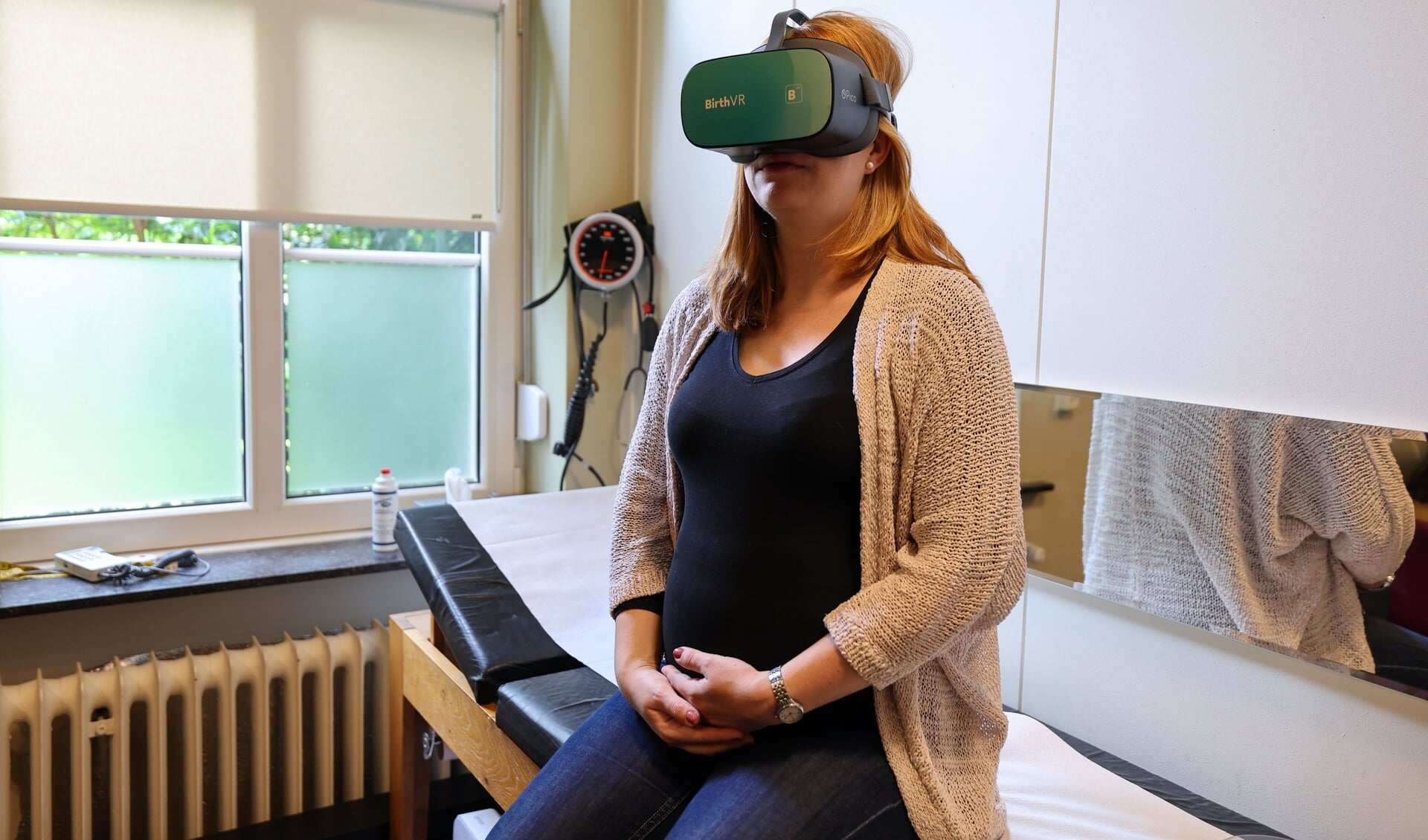 Vrouwen die bevallen met de VR-bril ervaren minder pijn en angst. FOTO: Bert Jansen.