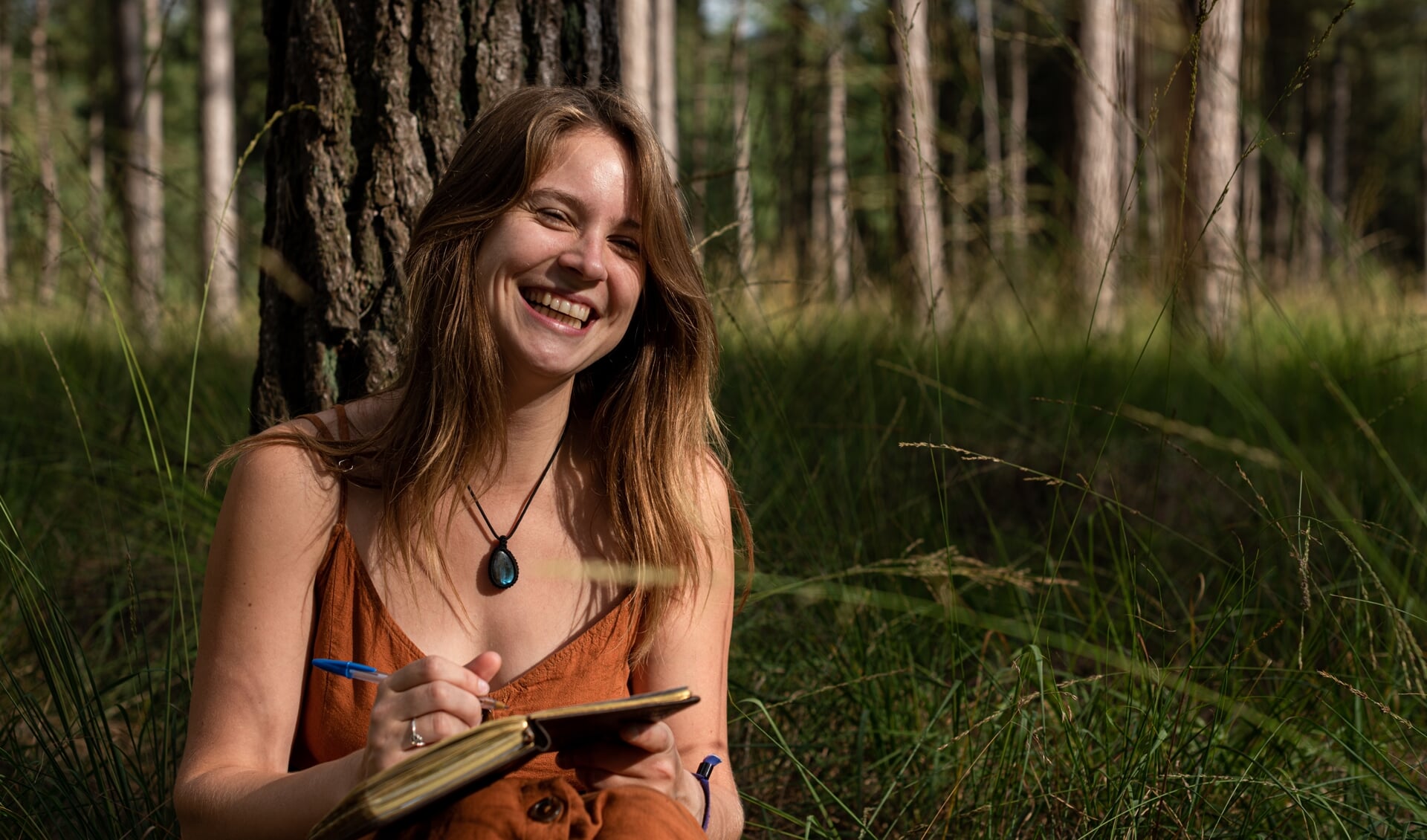 Singer-songwriter Iris Penning verzorgt een optreden tijdens Books on Tour.