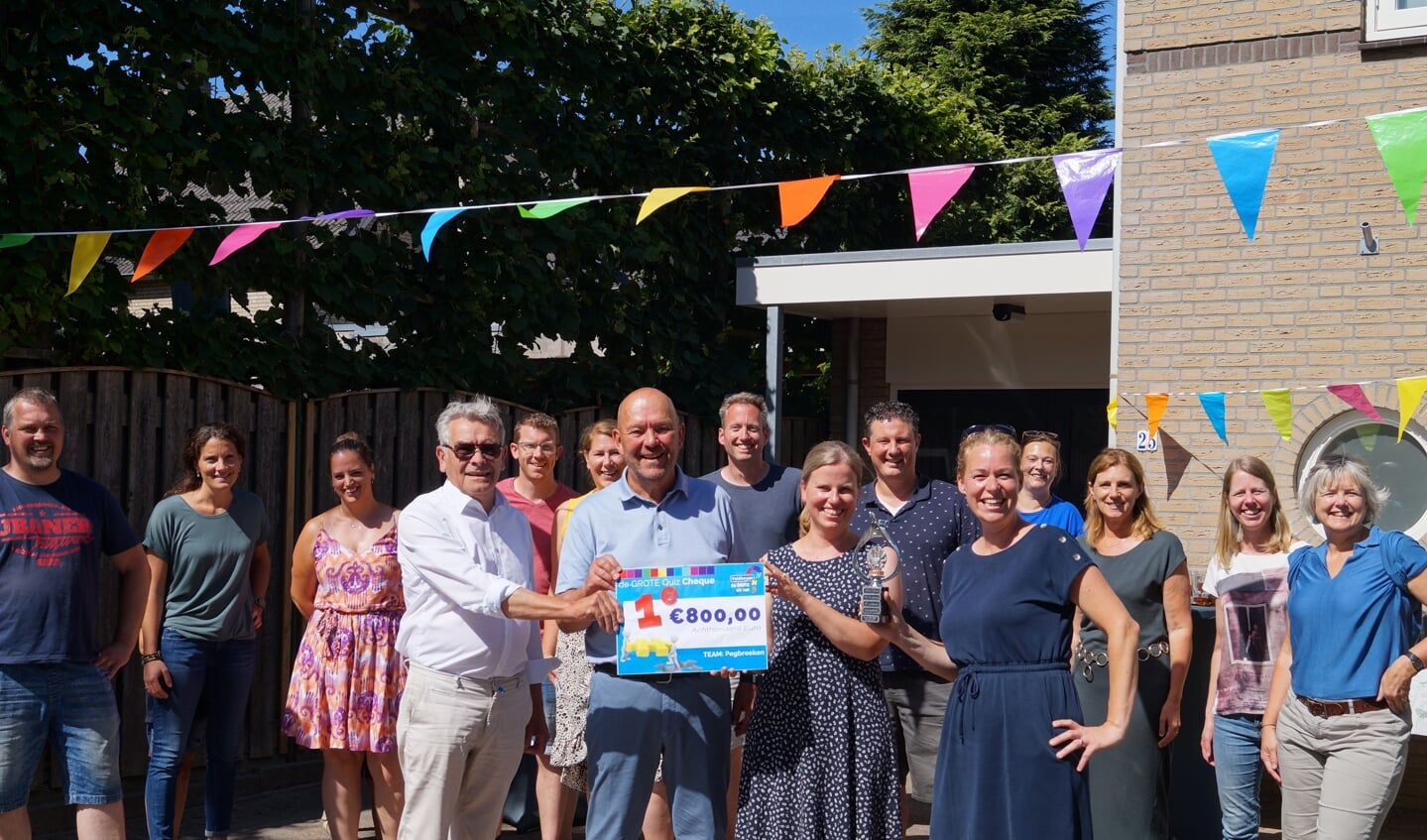 Winnaar Team Pegbroeken van de Grote Quiz van Veldhoven schenkt haar prijs aan Stichting Leergeld Veldhoven de Kempen. FOTO: St. Leergeld.