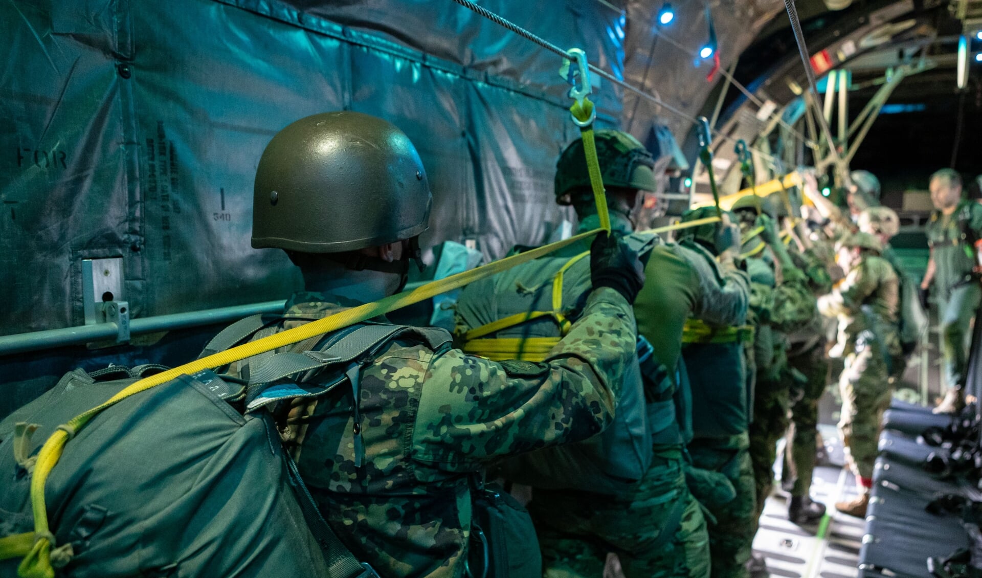Parachutisten staan klaar om uit het transportvliegtuig te springen.. FOTO: Ministerie van Defensie, Gregory Fréni.