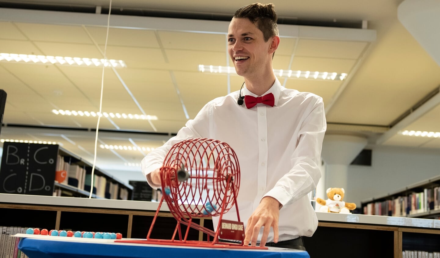 Bingomaster Mark van der Linden laat de ballen weer rollen tijdens de Literaire Bingoshow. Tekst: Alinda van Neerven - FOTO: Bieb.