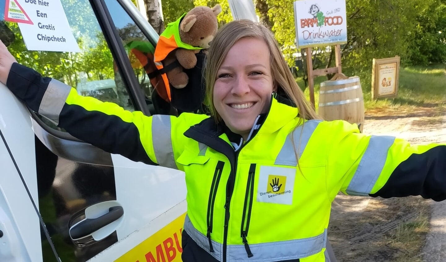 Charlotte vertelt over haar werk bij Dierenopvangcentrum De Doornakker. Tekst: Alinda van Neerven - FOTO: Bieb.