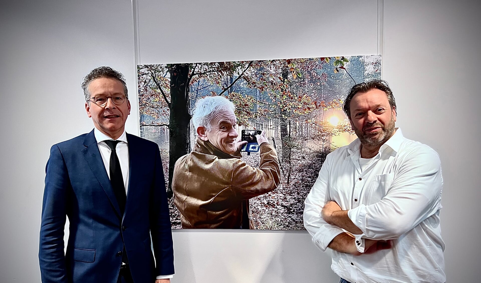 Burgemeester Jeroen Dijsselbloem en Martijn Docters, met in het midden een portret van Lout Donders. FOTO: Rob Stigter.