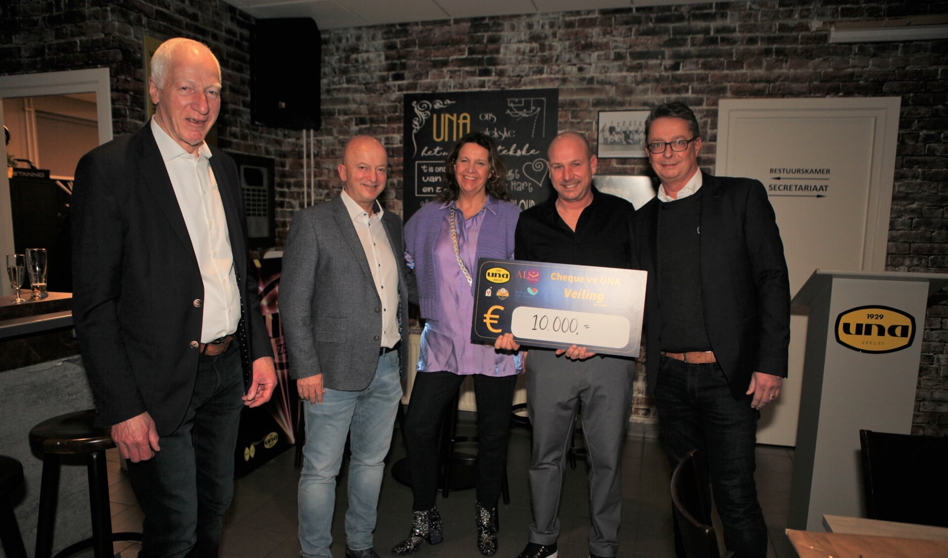 Stichting ‘ALS we er voor gaan, dan gaan we met z’n allen’ ontving een cheque ontvangen van 10.000 euro. FOTO: Dick Bijkerk.