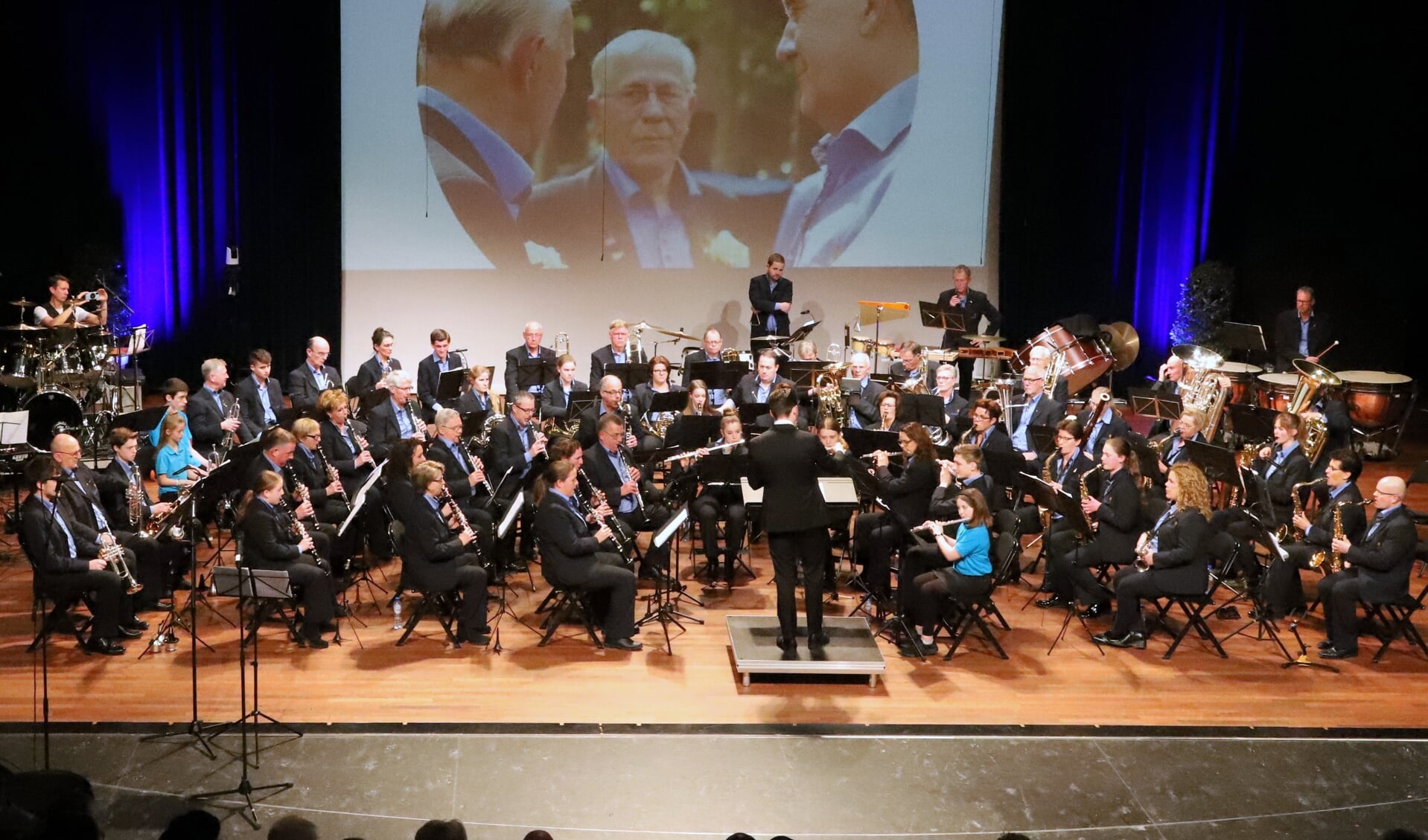Het Veldhovens Muziekkorps tijdens een uitvoering.