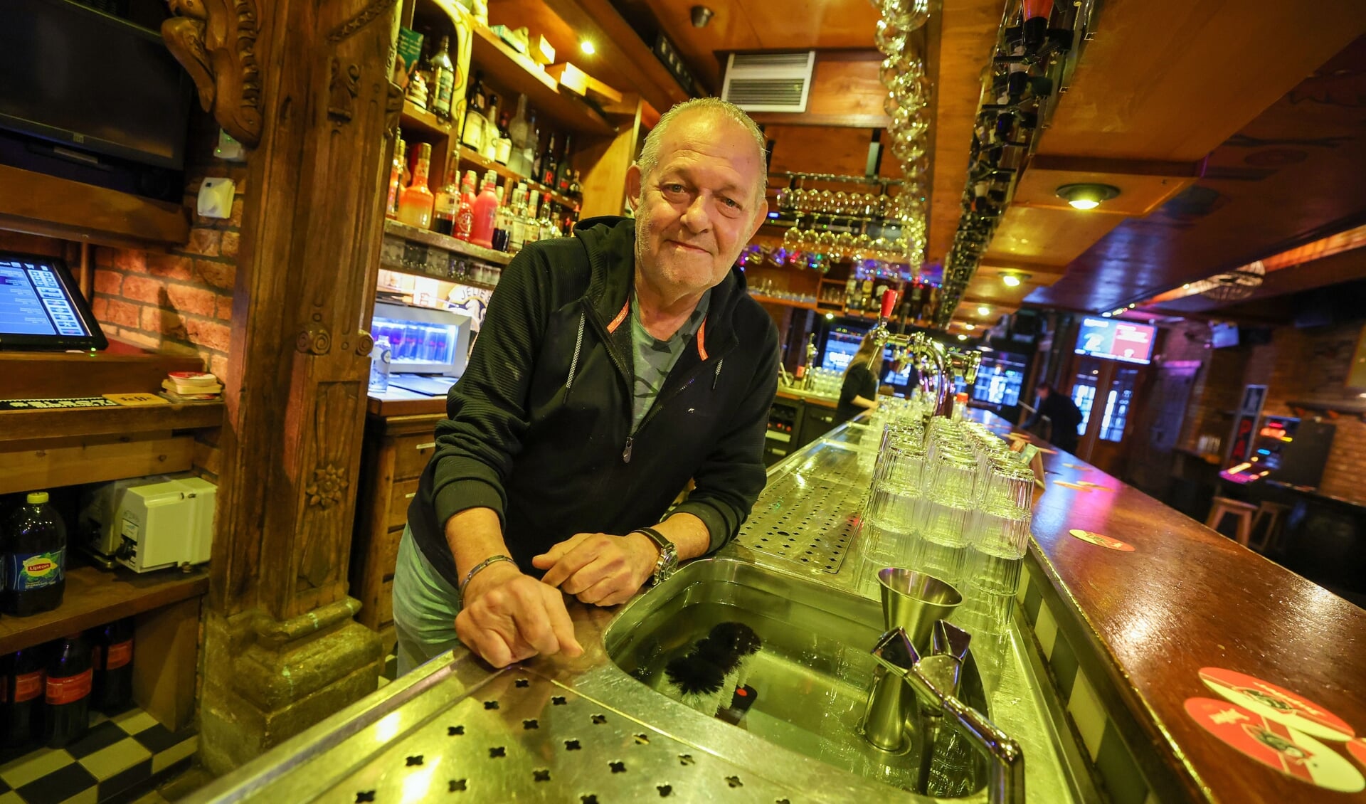 Jo Segers achter de bar van zijn Café Tipsy Duck. Afgelopen september verkocht hij na 36 jaar Café Santé. FOTO: Bert Jansen.