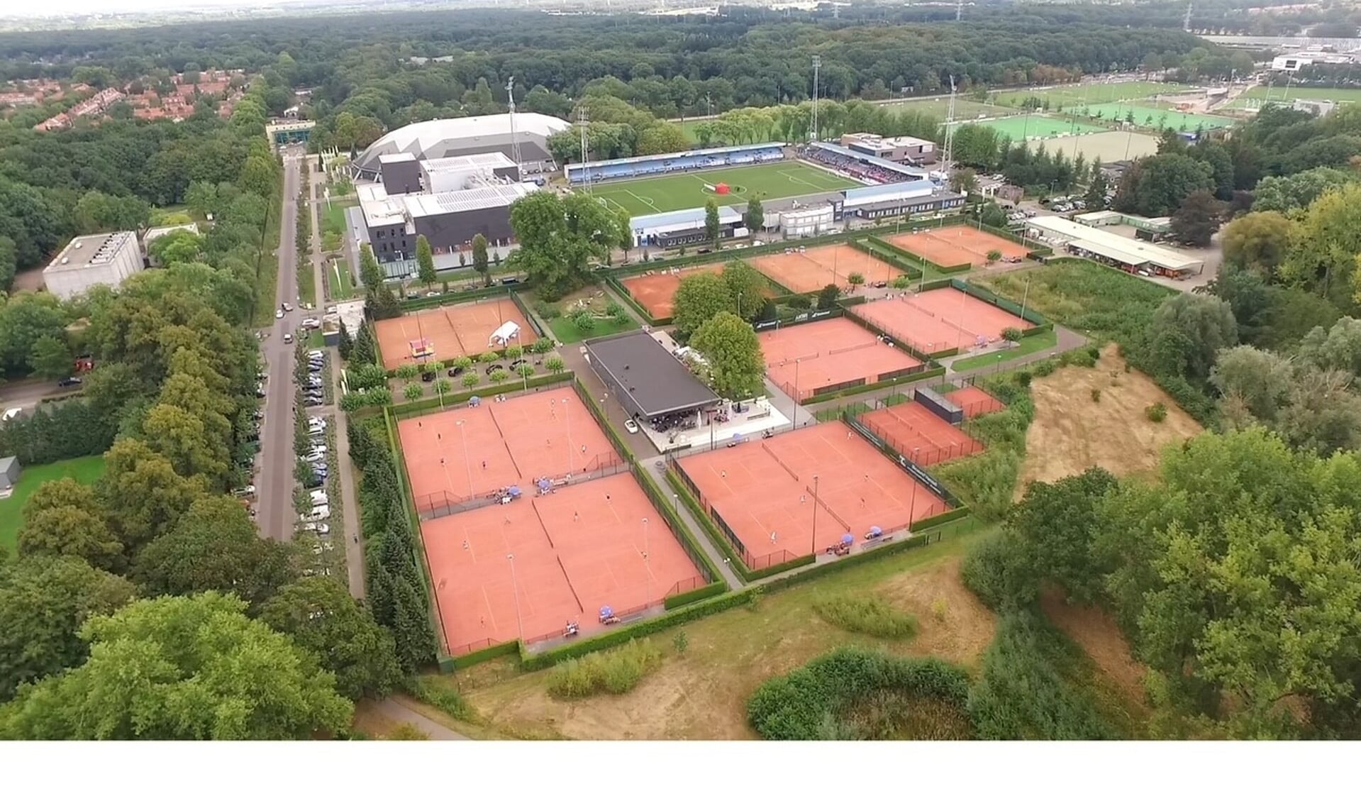 De nieuwe gravelbanen van tennisvereniging Genneper Parken.