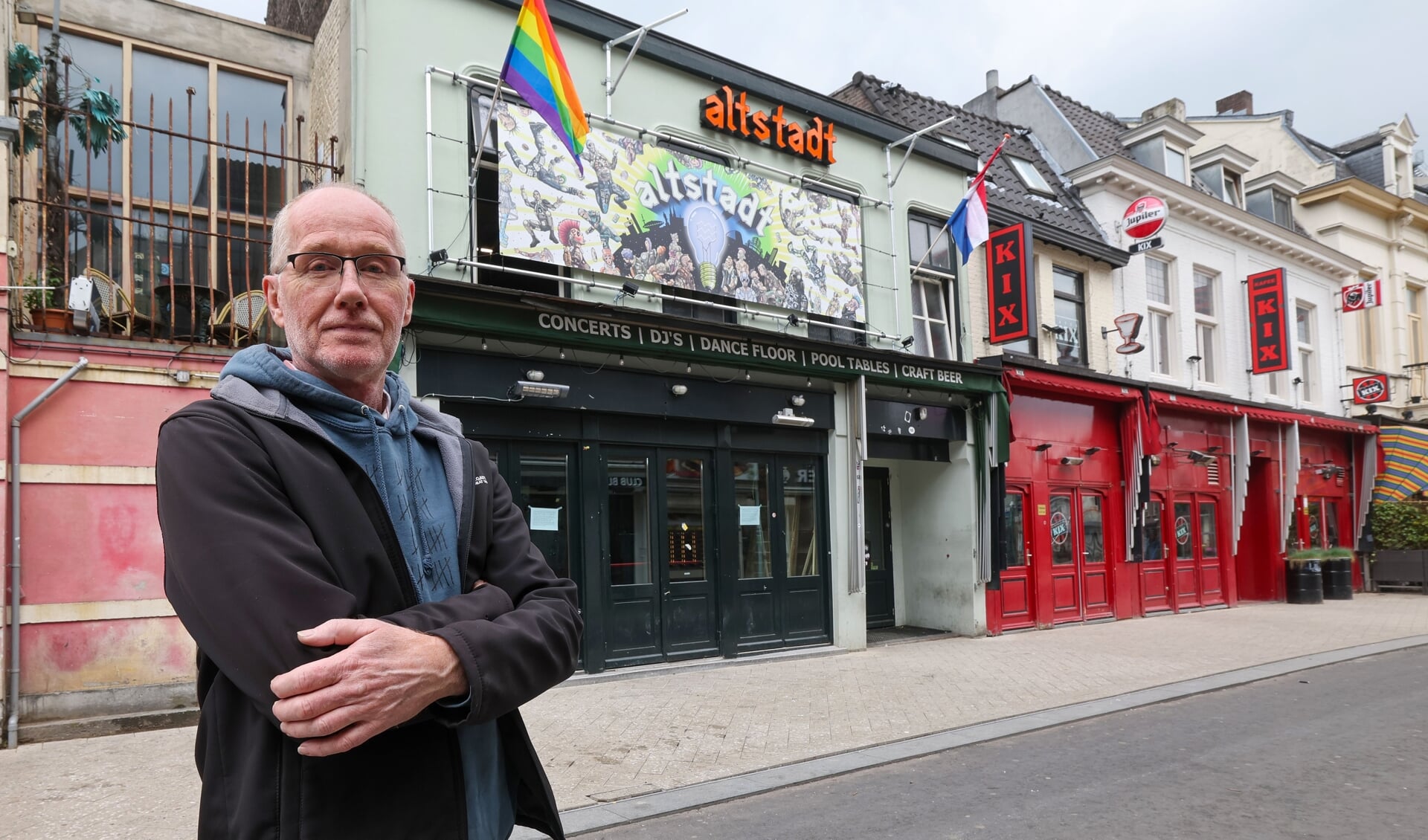 Luitzen Boonstra voor de Altstadt. Het pand wordt momenteel verbouwd. Totdat dit klaar is, kunnen mensen terecht bij de tijdelijke Altstadt Mini. FOTO: Bert Jansen.