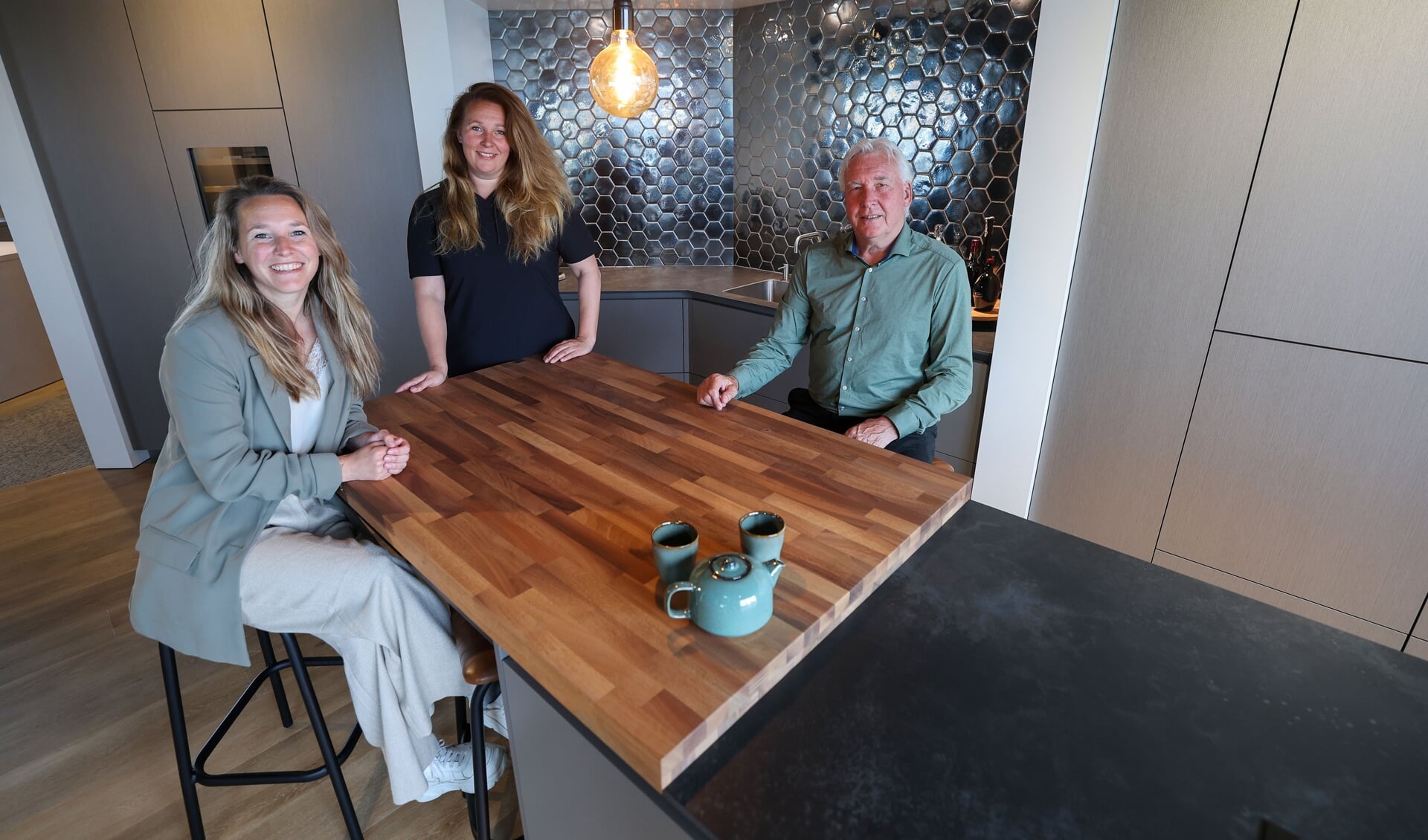 Anke (l) en Lisan van Diessen vormen hebben samen met oprichter Jan van Diessen de leiding over de keukenzaak; een echt familiebedrijf. FOTO: Bert Jansen