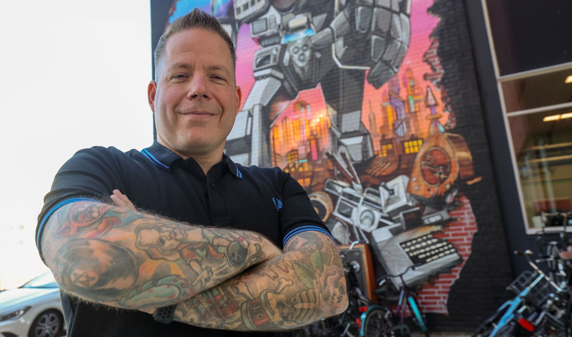 Tom Schilders is een groot liefhebber van tatoeages. Zijn eerste zichtbare tattoo is van The Dude uit The Big Lebowski op zijn rechter onderarm. “Deze staat voor mij symbool voor vrijheid.” FOTO: Bert Jansen.