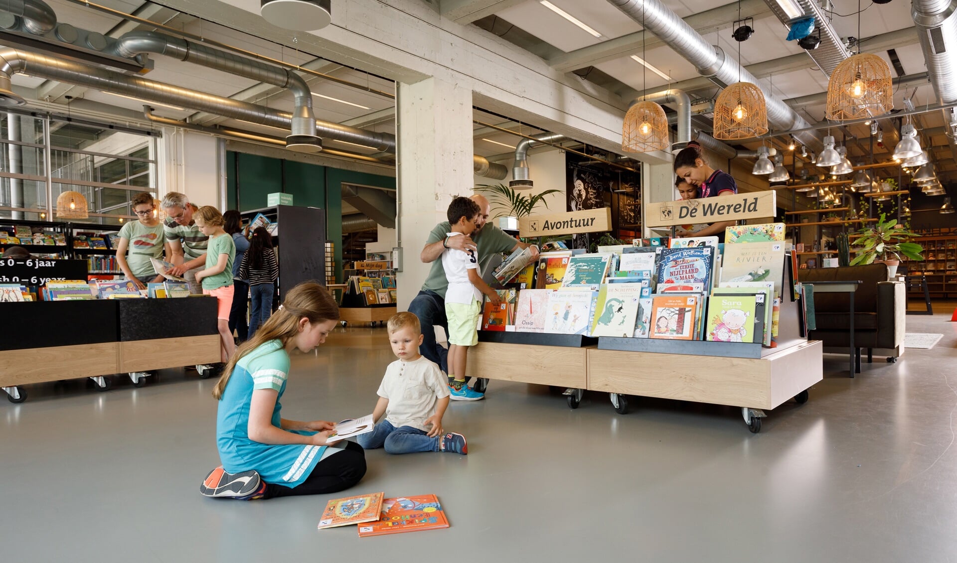De bibliotheek in Eindhoven is er voor jong en oud. FOTO: Michel de Heer.