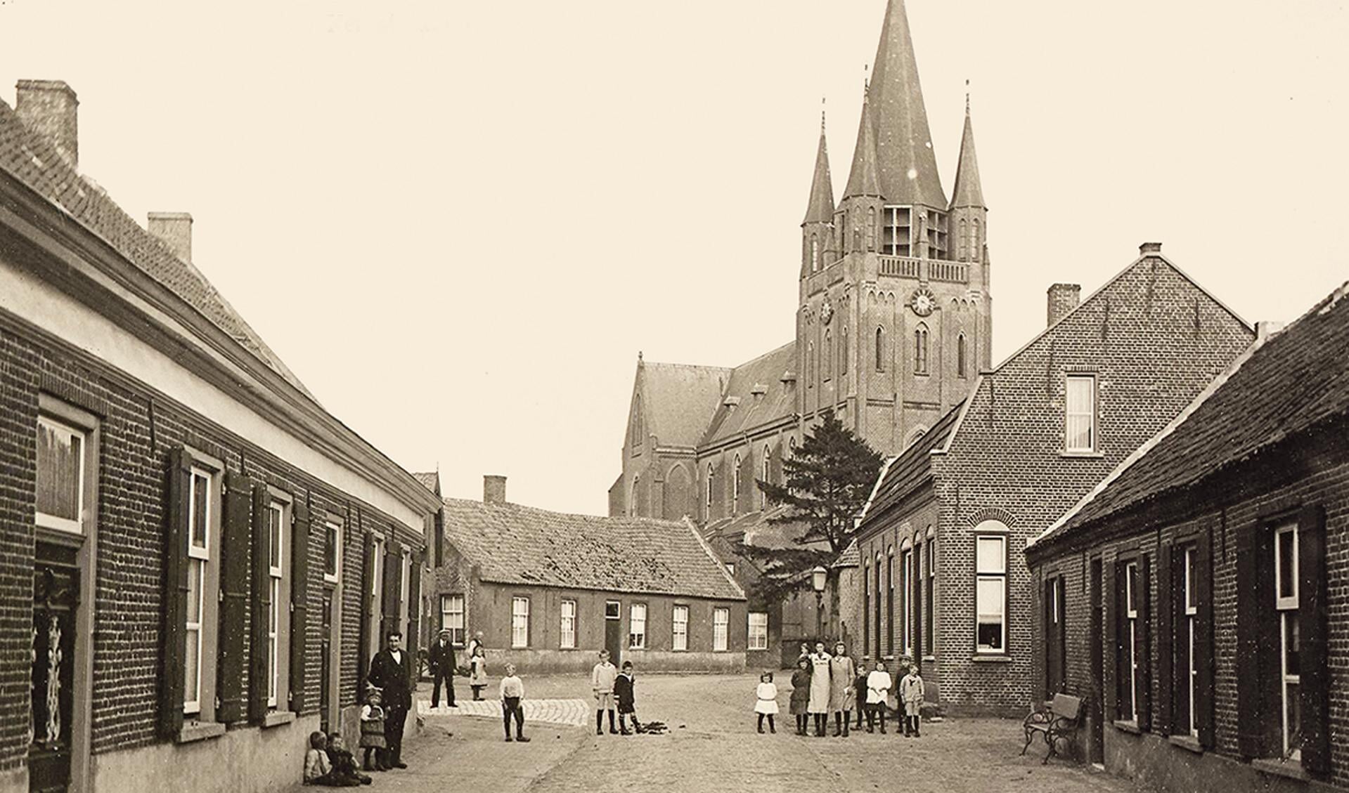 Tijdens de herinneringswandeling wordt onder meer verteld over de geschiedenis van Zeelst.Tekst: Alinda van Neerven - FOTO: Erfgoedhuis Veldhoven.