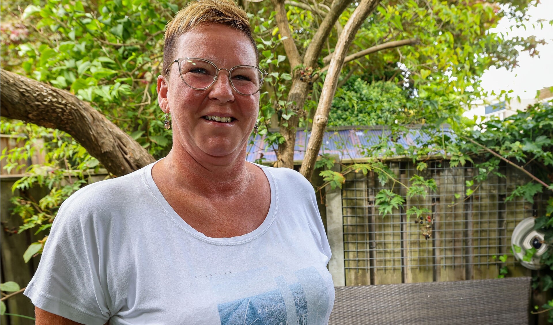 Anne-Meta Hutten, een bekend figuur binnen ‘het Lampegatse’. Minder bekend is dat ze een speciale tatoeage heeft ter nagedachtenis aan haar vader. “Niemand die ‘m ziet, deze is voor mij.” FOTO: Bert Jansen.