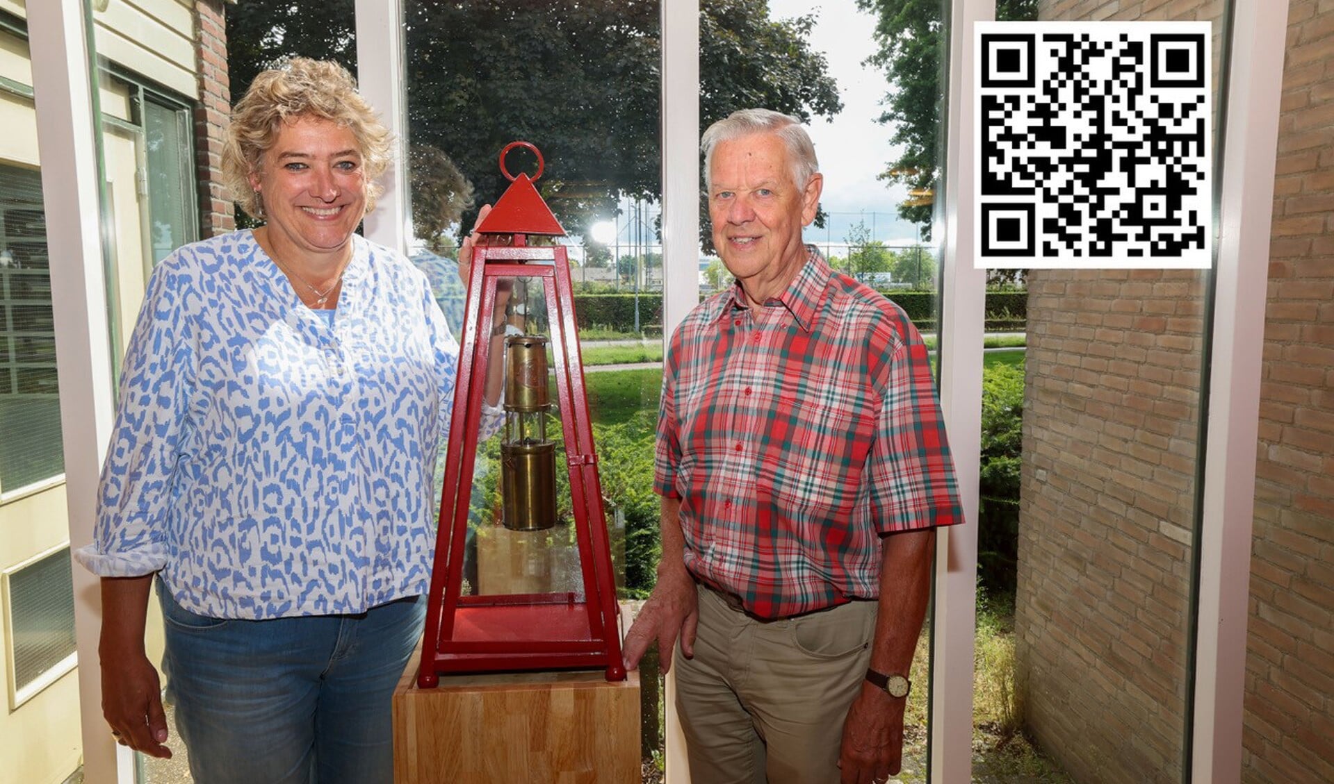 Voorzitter van de Ambassade van Vrede, Carla van Olst, met Frank Bockholts van de Veldhovense geloofsgroep Oase, bij de wereldvredesvlam. FOTO: Bert Jansen.