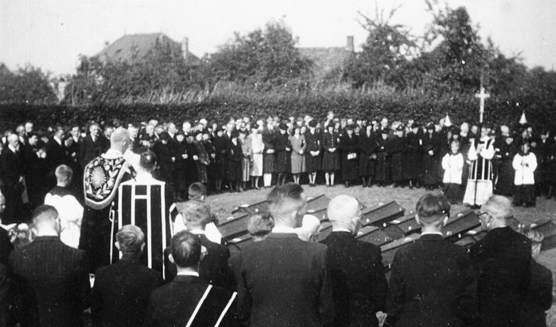 Begrafenis in Zeelst van de slachtoffers van het bombardement van 17 september 1944. FOTO: Erfgoedhuis Veldhoven.