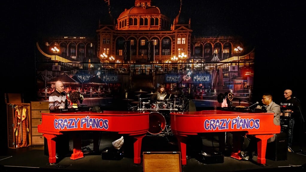Crazy Pianos in Theater de Schalm. Tekst: Linda Heemstra - FOTO: Nico Goedegebuur.