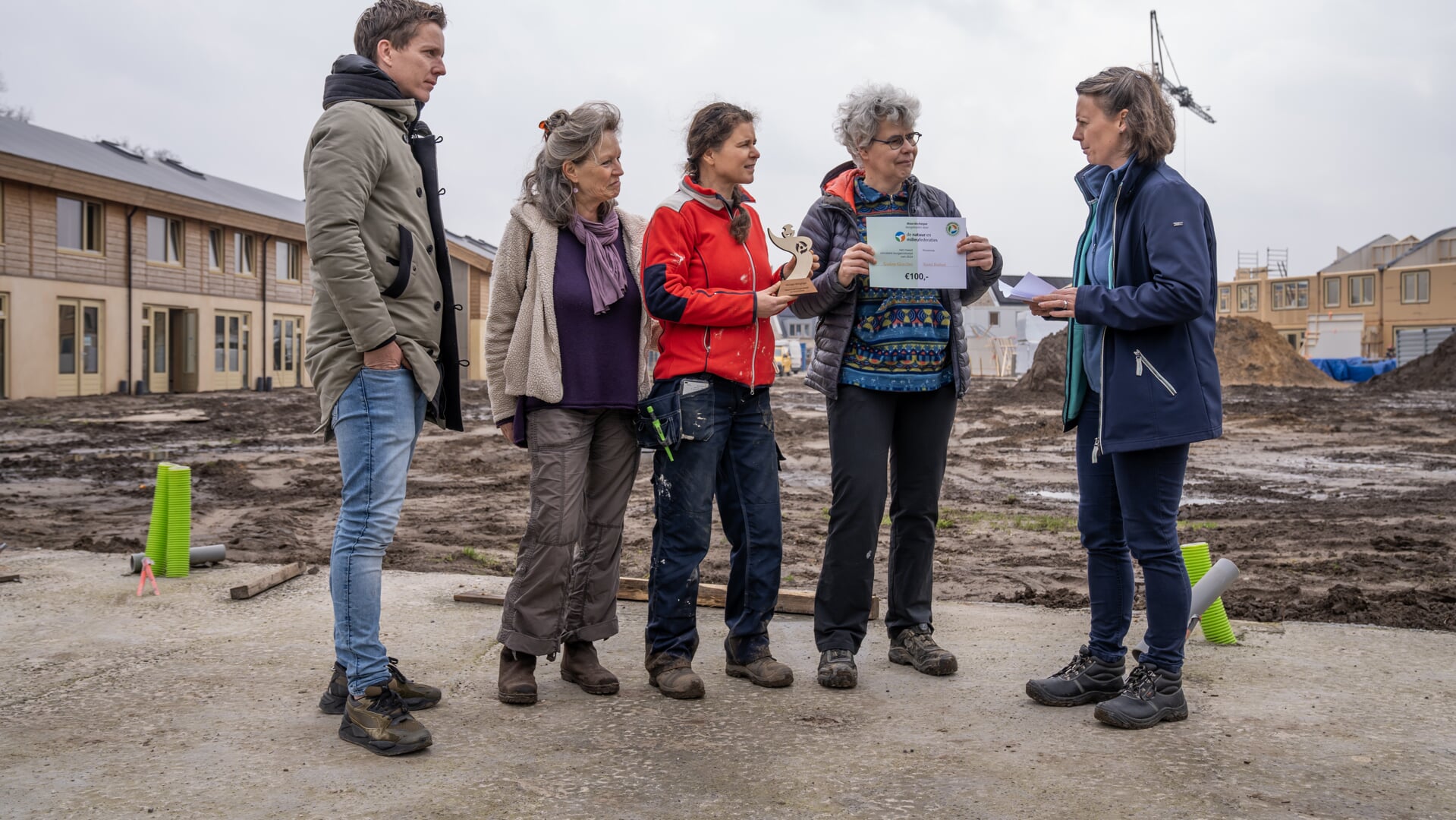 Bewoners Ecodorp Klein Oers ontvangen de Kringloge-prijs van Brabantse Milieu Federatie. FOTO: Bert Jansen. 