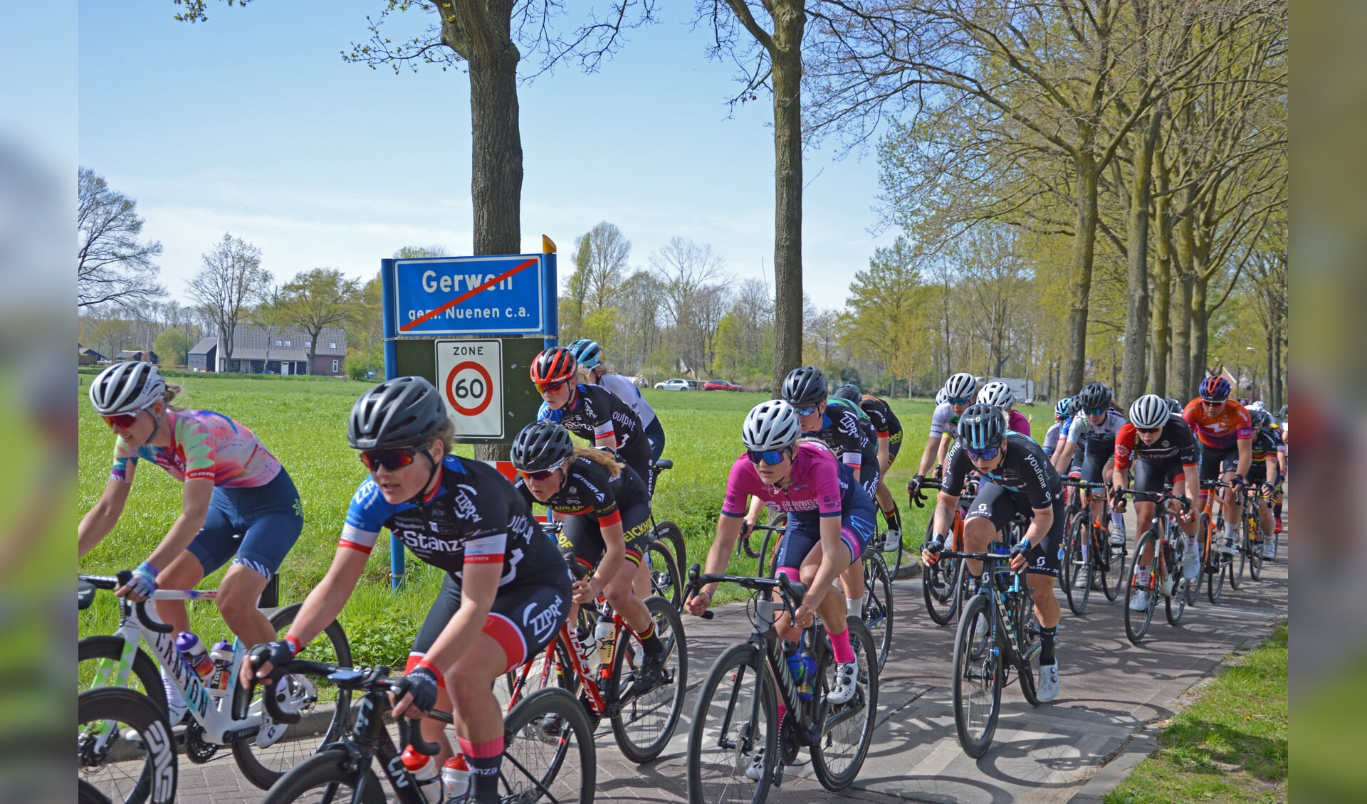 Wielrenners in actie in de Grote Ronde van Gerwen. Foto: Cees van Keulen.