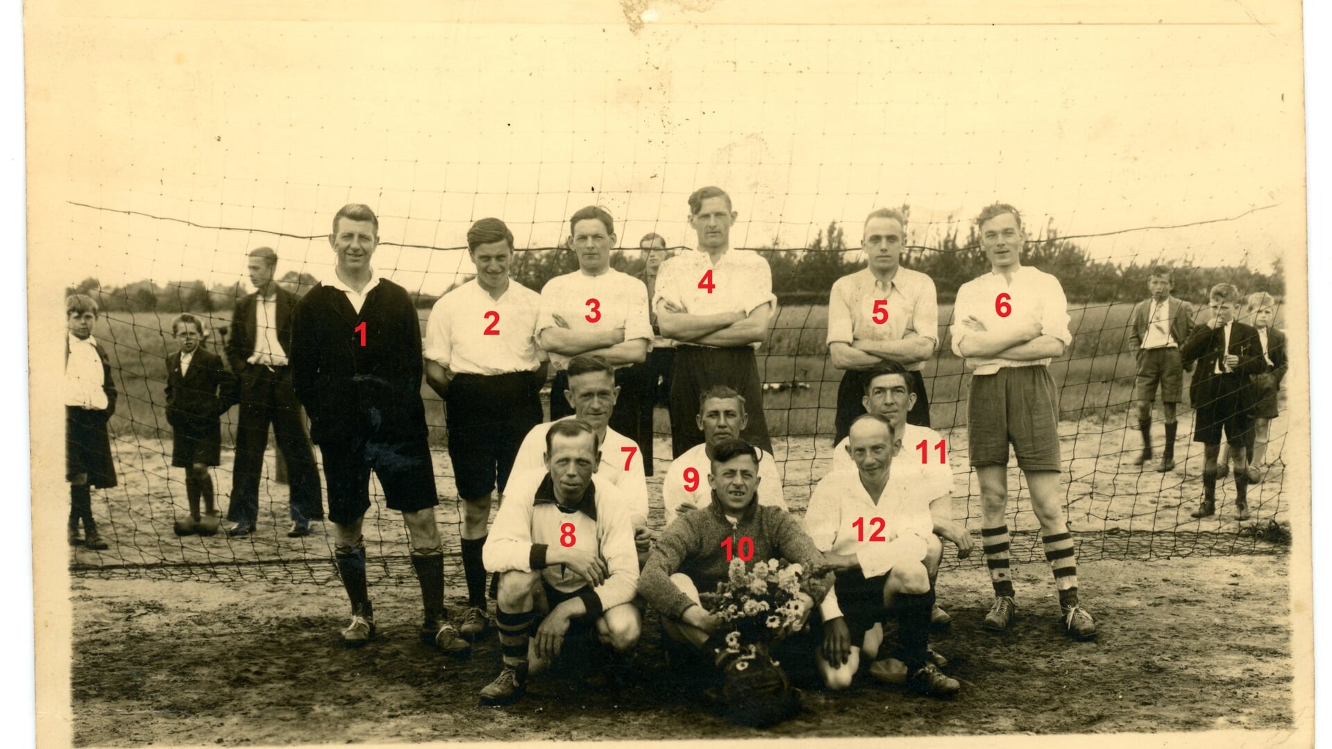 Een Rood-Wit-elftal uit de periode 1935-1945. FOTO: Erfgoedhuis Veldhoven.