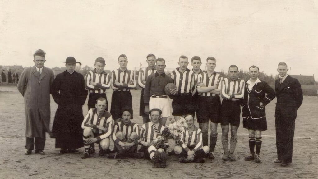  Het elftal van Rood-Wit in 1937 met geestelijke ondersteuning van de kapelaan. Tekst: Alinda van Neerven - FOTO: Bibliotheek Veldhoven.