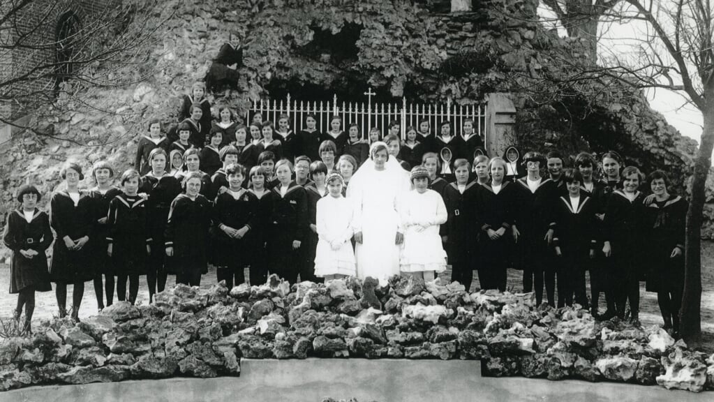 Pensionaires en zusters voor de Lourdesgrot van het klooster in Oerle. FOTO: Erfgoedhuis Veldhoven.