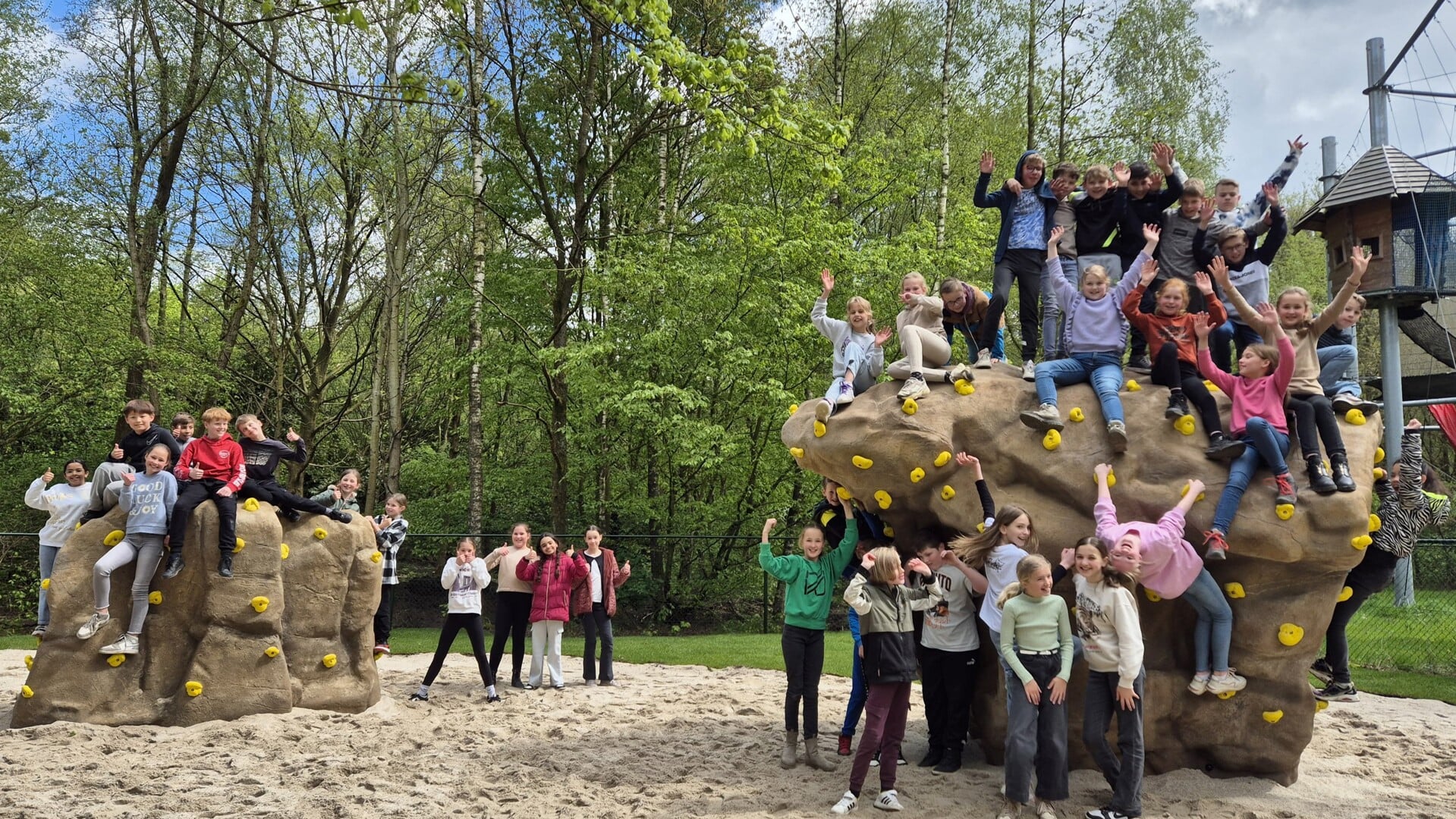 Na de opening testen basisschoolkinderen uit Veldhoven de nieuwe boulderbaan van Klimrijk. FOTO: Klimrijk.