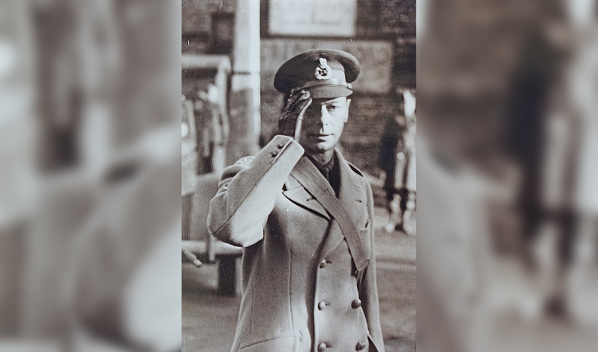 Koning George VI van het Verenigd Koninkrijk bezoekt in 1944 zijn troepen in Nuenen. Datum en locatie tot nu toe onbekend.