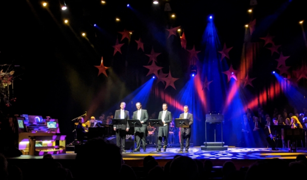 <p> Volkskerstsamenzang in de Spiegel in 2019 met het mannenensemble. </p>