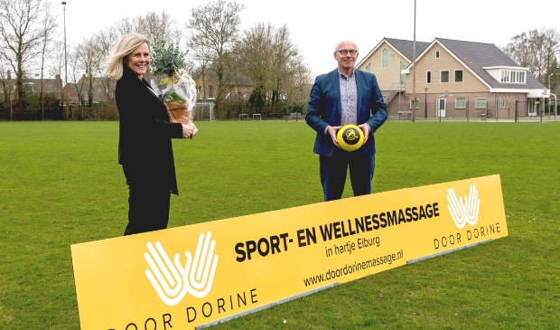 Dorine Verheul en sponsorcommissielid Lammert Vlieger.