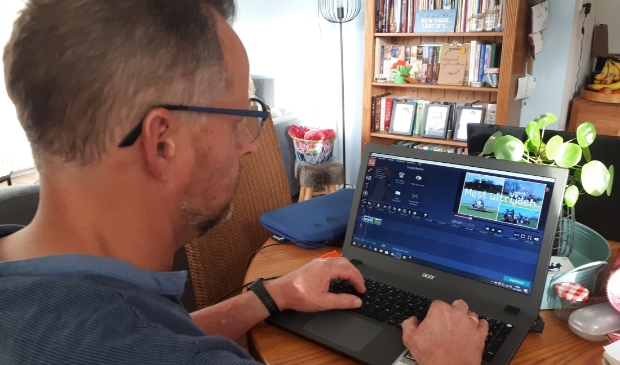 Gerrit bezig met het uploaden van zijn filmpjes.