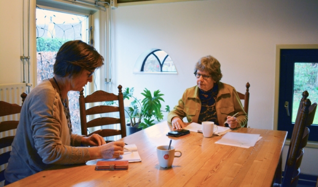 <p> Coördinatoren Tineke van Loon en Joke de Jong van Stichting ZorgSaam Oldebroek. </p>