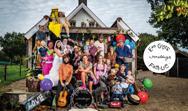<p pstyle="Platte tekst">Johan Smelt (met gitaar) en zijn bandfamilie. Rechts in overall ds. Leo Smelt, vader van 3 van de bandleden </p><p pstyle="Platte tekst"><br></p><p pstyle="Platte tekst"><br></p><p pstyle="Platte tekst"><a href="//www.bandtrinity.com"></a></p><p pstyle="Platte tekst"><br></p><p pstyle="Platte tekst"><a href="//www.bandtrinity.com"></a></p><p><br></p>