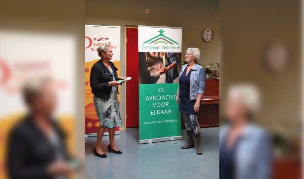 <p> Wethouder Liesbeth Vos en voorzitter WIlma Rietberg van ZorgSaam Oldebroek. </p>