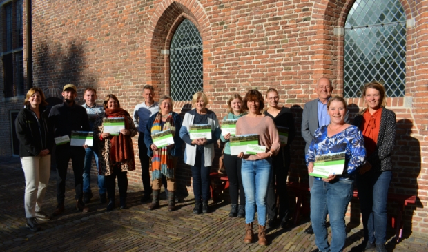 <p> Wethouder Bob Bergkamp (rechts) overhandigde de deelnemers de certificaten. </p>
