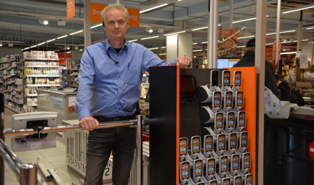<p>Hans Vlaar bij de mobiele zelfscanners. </p>