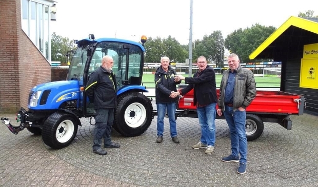 <p> De onderhoudsploeg van VSCO'61 is blij met de nieuwe tractor. </p>